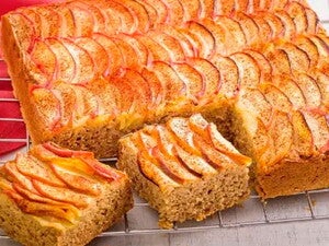 Bolo De Maçã Sem Açúcar disposto sobre assadeira