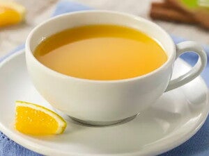 Xícara branca com Chá de Laranja e Gengibre