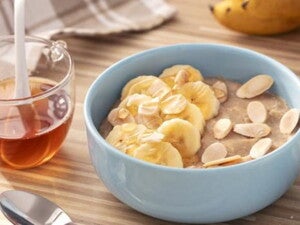 Tigela azul com Mingau de Aveia com Banana