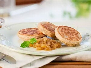 Prato branco com Mini Pancake de Aveia Sem Glúten com Geleia de Abacaxi