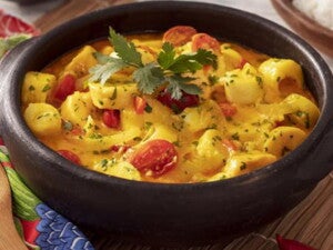 Recipiente marrom com Moqueca de Banana da Terra com Palmito