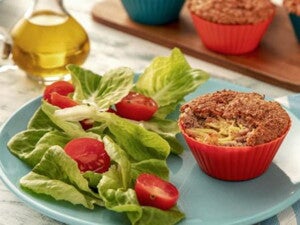 Prato azul com Muffin Salgado e salada