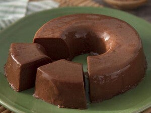 Prato verde com Pudim de Banana e Chocolate Sem Lactose e Sem Glúten