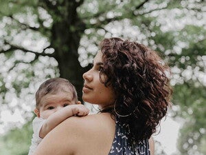 Queda de cabelo pós -parto: 5 dicas para diminuir a queda de cabelo depois do nascimento do bebê 