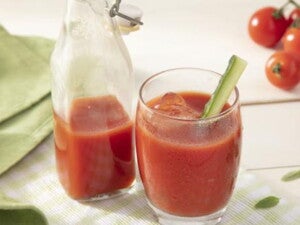 Copo transparente com Suco de Tomate