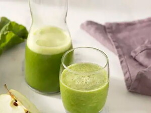 Copo transparente com suco verde