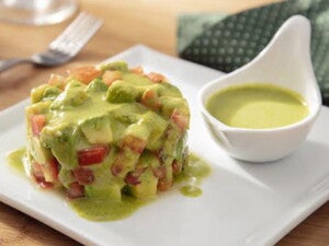 Prato branco com tartar de abacate