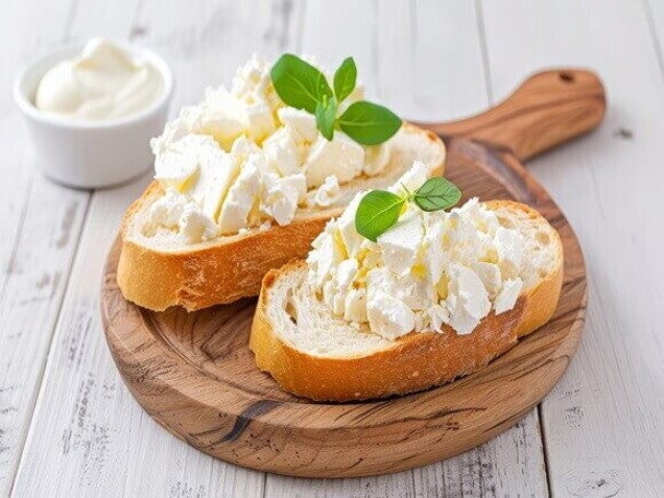 Torrada integral com queijo branco Torrada integral com queijo branco