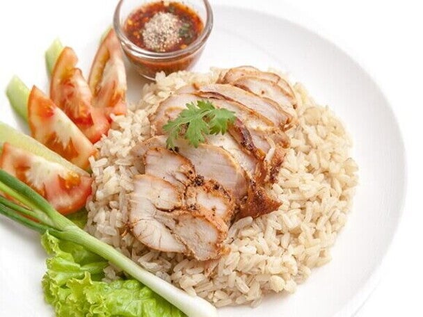Filé de frango grelhado + arroz integral + legumes no vapor Filé de frango grelhado + arroz integral + legumes no vapor