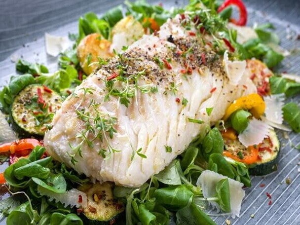 Batata + filé de pescado + salada de agrião, tomate e semente de girassol Batata + filé de pescado + salada de agrião, tomate e semente de girassol
