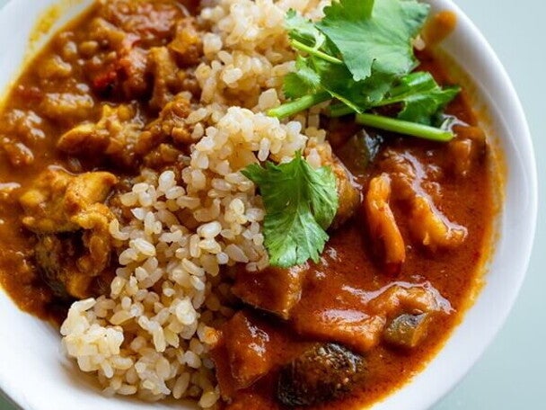 Frango ensopado com legumes + arroz integral + catalonha refogada Frango ensopado com legumes + arroz integral + catalonha refogada
