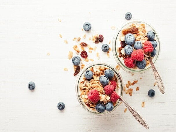 Iogurte grego com granola e frutas vermelhas Iogurte grego com granola e frutas vermelhas
