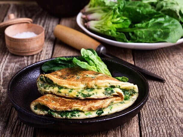 Omelete de claras com espinafre e queijo cottage + torrada integral Omelete de claras com espinafre e queijo cottage + torrada integral