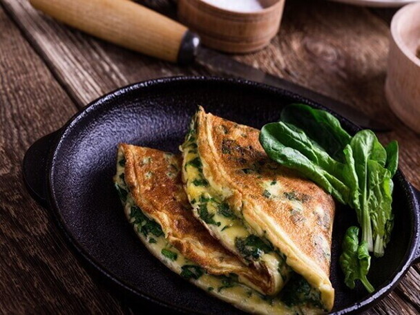 Omelete de claras com espinafre e queijo + salada de cenoura ralada Omelete de claras com espinafre e queijo + salada de cenoura ralada
