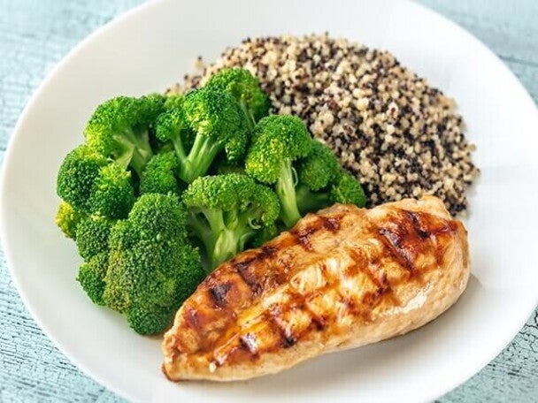 Peito de frango grelhado + quinoa + legumes no vapor Peito de frango grelhado + quinoa + legumes no vapor