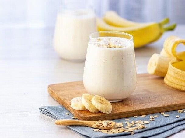 Smoothie de proteína com leite de amêndoas e banana Smoothie de proteína com leite de amêndoas e banana