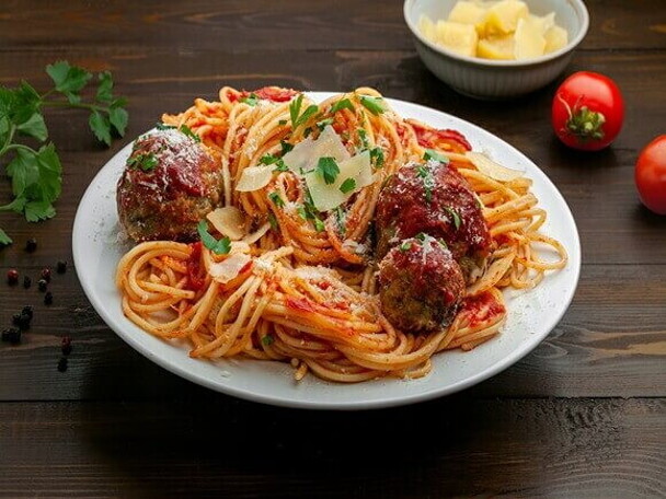 Espaguete integral com molho de tomate caseiro + almôndegas de carne + salada de agrião e cenoura Espaguete integral com molho de tomate caseiro + almôndegas de carne + salada de agrião e cenoura