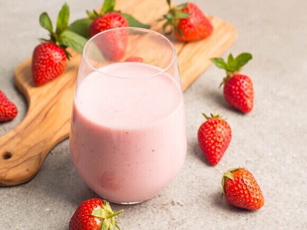 Smoothie de morango com leite desnatado Smoothie de morango com leite desnatado