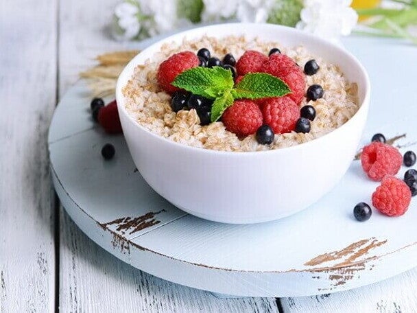 Mingau de aveia com frutas + chá de gengibre Mingau de aveia com frutas + chá de gengibre