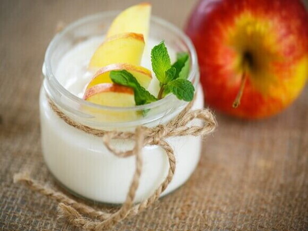 Maçã com iogurte natural Maçã com iogurte natural