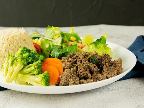 Carne moída com legumes + arroz integral + couve refogada Carne moída com legumes + arroz integral + couve refogada