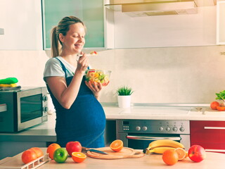 mulher_gravida_comendo_salada mulher_gravida_comendo_salada