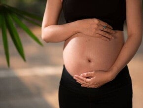 Mulher grávida com as mãos sobre a barriga Mulher grávida com as mãos sobre a barriga