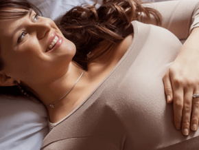 Mãe deitada tranquila na cama, por Nestlé Baby & Me Mãe deitada tranquila na cama, por Nestlé Baby & Me
