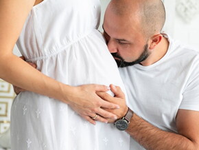 Homem abraçando carinhosamente sua esposa grávida