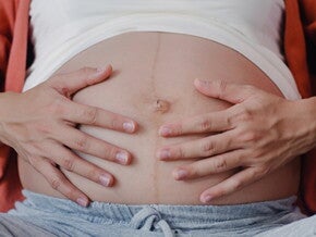 Imagem da barriga de uma gestante com a linha nigra bem evidente Imagem da barriga de uma gestante com a linha nigra bem evidente
