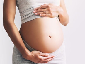 Imagem de mulher com as mãos na barriga para representar eritroblastose fetal. Imagem de mulher com as mãos na barriga para representar eritroblastose fetal.