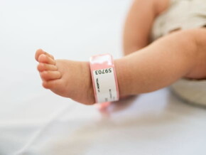 imagem do pé de um bebê recém nascido, com a identificação do hospital imagem do pé de um bebê recém nascido, com a identificação do hospital