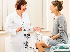 médica e paciente em consultório ginecológico