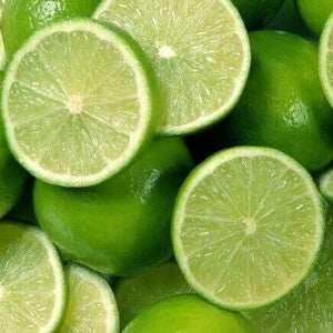 Diversos limões cortados ao meio sobrepostos