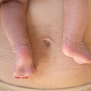 Mãe com recém-nascido no colo vestindo uma calcinha pós-parto Mãe com recém-nascido no colo vestindo uma calcinha pós-parto
