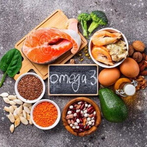 alimentos ricos em ômega 3, como salmão, nozes, sementes e abacate, dispostos sobre uma mesa. alimentos ricos em ômega 3, como salmão, nozes, sementes e abacate, dispostos sobre uma mesa.
