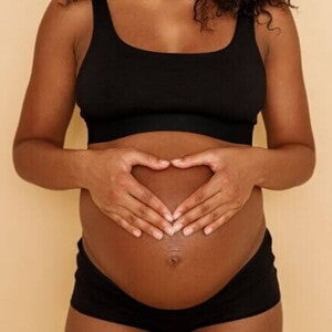 gestante com as mãos formando um coração na barriga. gestante com as mãos formando um coração na barriga.