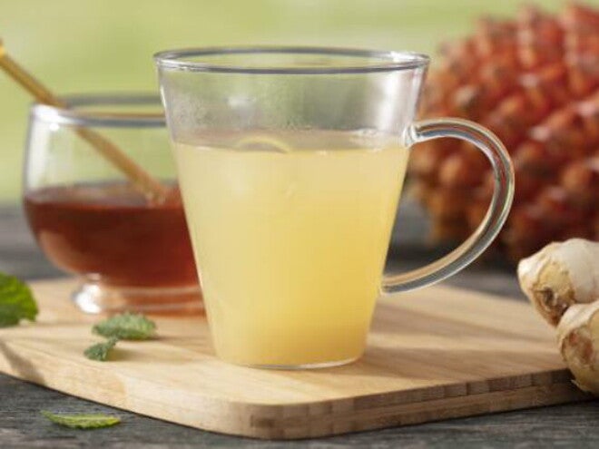 Xícara transparente com Chá de Casca de Abacaxi Xícara transparente com Chá de Casca de Abacaxi