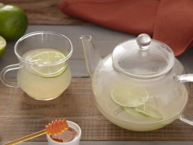 Xícara e bule transparentes com Chá de Gengibre com Limão e Mel Xícara e bule transparentes com Chá de Gengibre com Limão e Mel