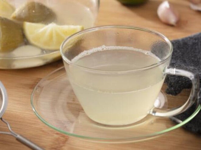 Xícara transparente com Chá de Limão com Alho Xícara transparente com Chá de Limão com Alho