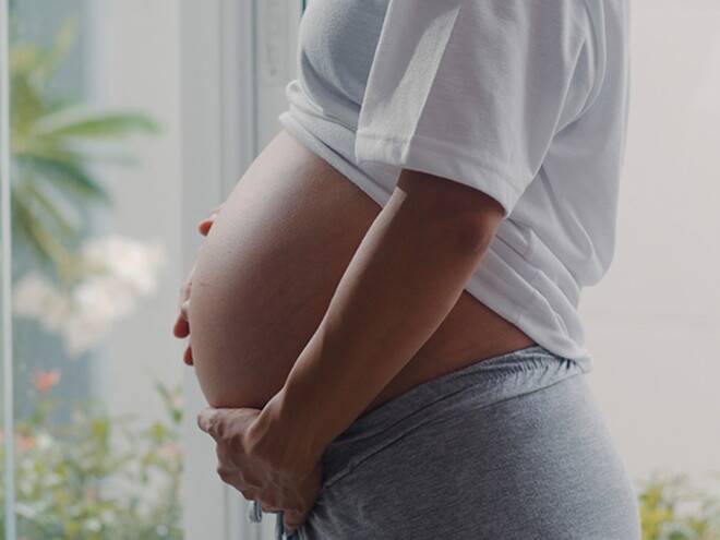 Descolamento de placenta: o que é? Sintomas, causas e tratamentos barriga de uma gestante no terceiro trimestre