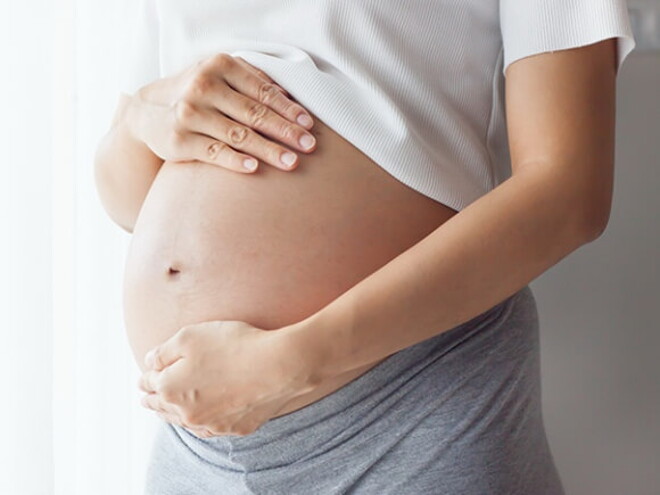 gestante com as mão sobre a barriga gestante com as mão sobre a barriga