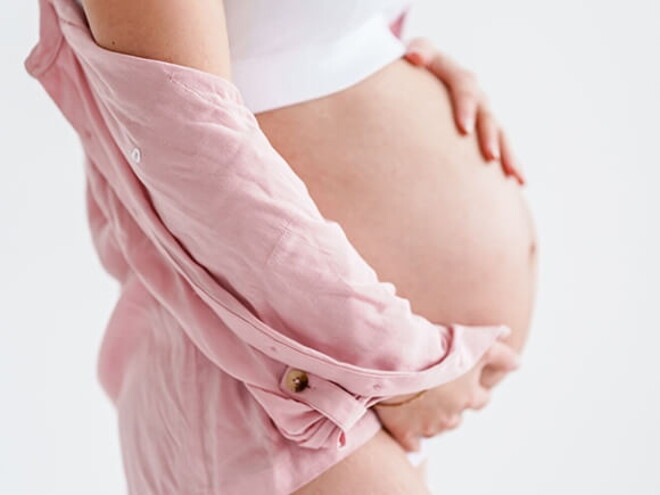 gestante de perfil com as mãos sobre a barriga gestante de perfil com as mãos sobre a barriga