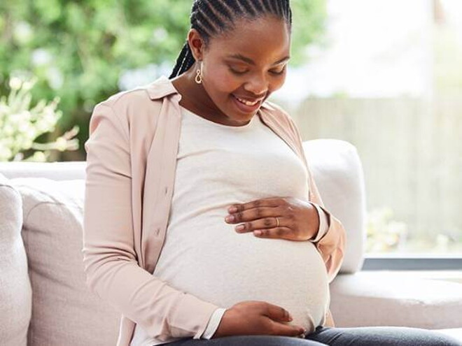 gestante sentada com as mãos na barriga gestante sentada com as mãos na barriga