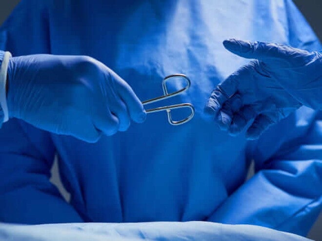imagem de duas mãos com luvas cirúrgicas repassando um fórceps imagem de duas mãos com luvas cirúrgicas repassando um fórceps