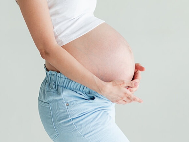 imagem de uma mãe grávida segurando a barriga imagem de uma mãe grávida segurando a barriga