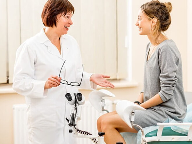 médica e paciente em consultório ginecológico médica e paciente em consultório ginecológico