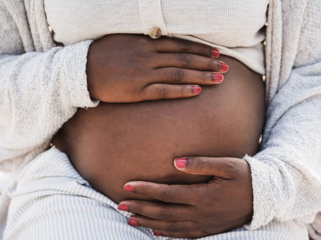 mulher grávida com as mãos envolvendo a barriga mulher grávida com as mãos envolvendo a barriga
