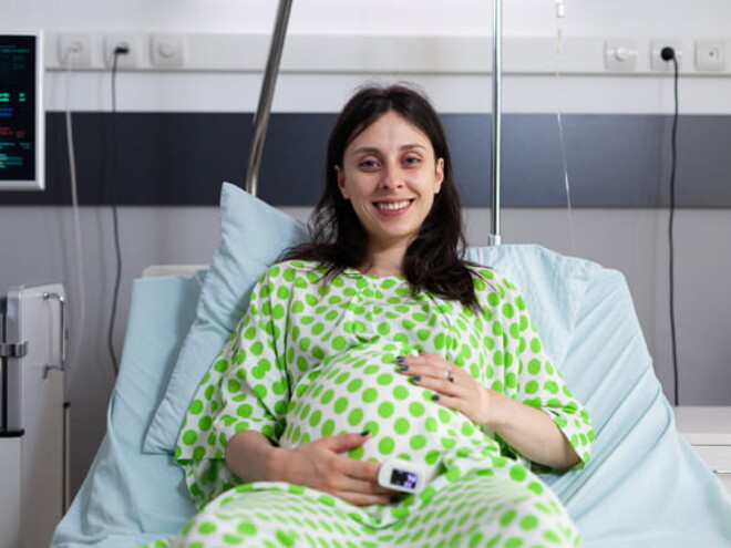 mulher grávida vestindo roupas de hospital mulher grávida vestindo roupas de hospital
