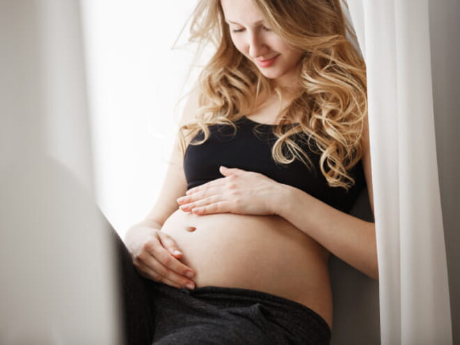 mulher grávida sentada com as mãos na barriga mulher grávida sentada com as mãos na barriga
